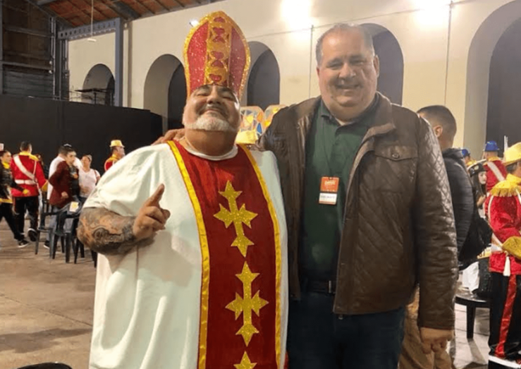 El pregonero Iván el Bastonero (i), en una imagen reciente junto al concejal Juan Martel (d) (Foto TA)